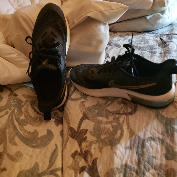 Nike airmax,  size 7Youth. They are black with a purple swoosh. - Picture 8 of 10